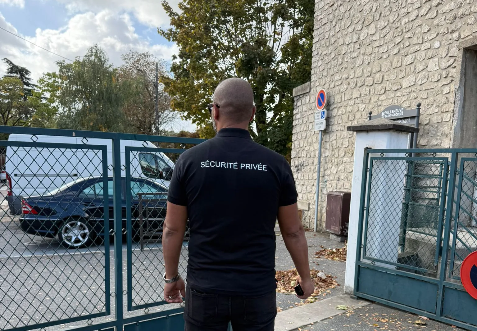 Agent de gardiennage en poste