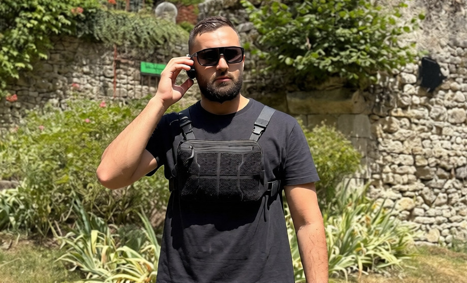 Agent de protection rapprochée accompagnant une personnalité
